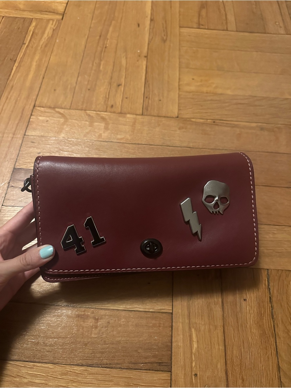 Coach ReLoved Dinky bag
Smooth Leather - Burgundy with Metal Pins